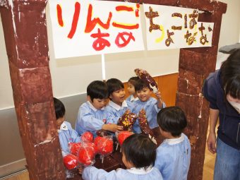 りんご飴＋チョコバナナ屋さんも繁盛してます！