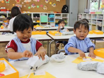 屋台の「チョコバナナ」を作ってる２歳児さん