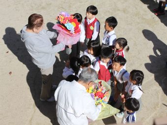 子ども達からは手作りの花束をもらいました！