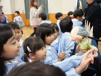 人形に興味津々の子ども達