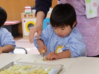 ２才児さんも包丁で切ってますね…