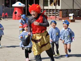 鬼を追いかけ回す年長さん鬼！