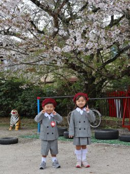 桜の木の下で記念写真パチリ！