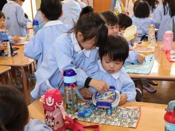 「こうやるんやで…」年長さん大活躍です！