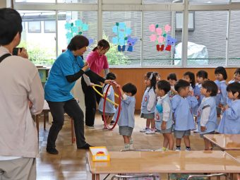 こちらは年少さん。フープで競争してます
