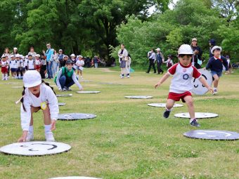 続いて、中央芝地でゲーム遊びをしていると…