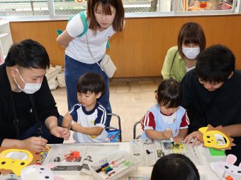 親子で協力して制作していますね…