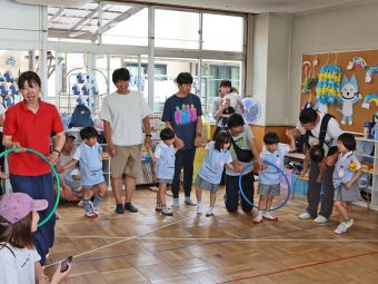 フープを使った競争や…