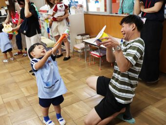 完成した飛ばすおもちゃにビビりまくるお父さん！