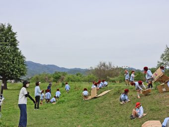 こちらは広～い「嵐山東公園」で坂滑り中！