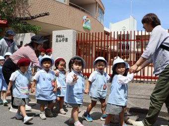 おててつないで出発進行！