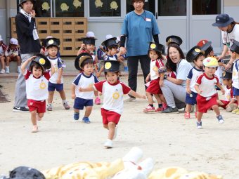 ２歳児さんの障害走の練習風景です