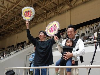 お父さんも必死に応援！手作りうちわ凄い！