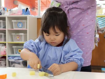 ２歳児さんも切るのよ！先生もドキドキ！