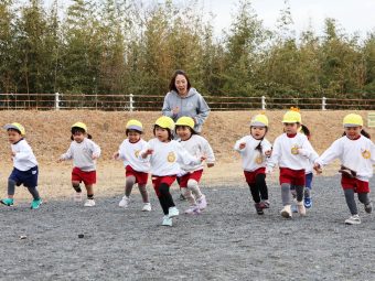２歳児さんも走ります！無事ゴールできました！