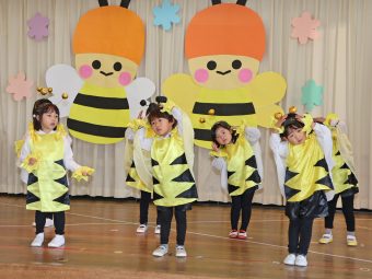 ３才児さんのお遊戯です。ハチさんですね