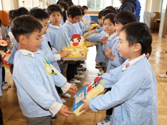 手作りプレゼントを渡します～今までありがとう！