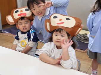 手作りの『おさるのお面』もらってご機嫌さん？