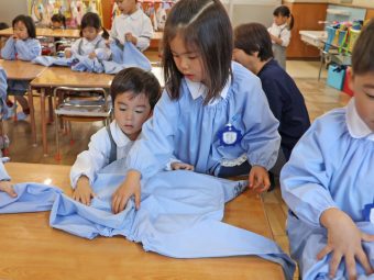 制服の脱ぎ着の仕方も教えてくれます！