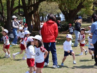 年長さんは「しっぽ取り」