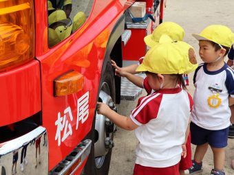 ぺたぺた触る２歳児さん