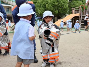 憧れの消防服を着せてもらったよ！