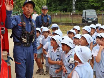 消防隊さんのお話に興味津々の年長さんです