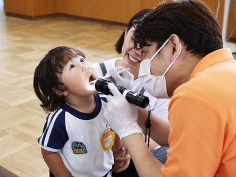 ２歳児さんも大きなお口を開けてて上手！