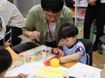 ２歳児さん。親子で協力して制作です…
