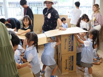 年長はダンボールでダイナミックな制作です