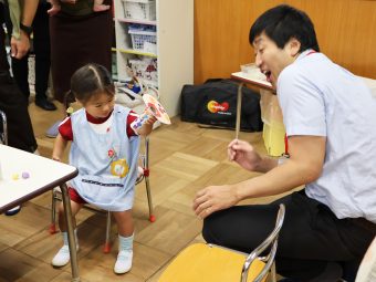 完成した飛ばすおもちゃにビビるお父さん(笑)