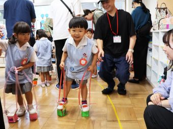 牛乳パックでパカポコを作った３歳児さん