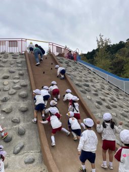 大きな石のお山にすべり台