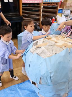 紙をペタペタ～