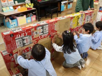 ダンボールや牛乳パックで骨格を作り…