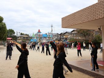 まずは準備体操でエビカニクスを踊ります