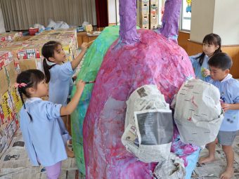 あおむしの顔をぬりぬり…