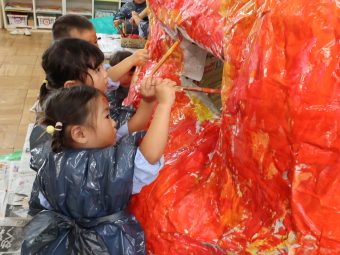 筆をにぎる顔は真剣！