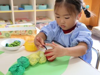 二歳児さんも個人製作に取り組みます