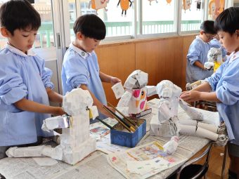 年長さんの個人製作の様子です