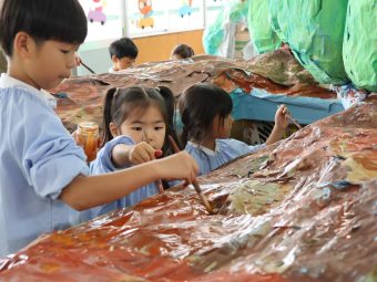 大きな土のトンネルもがんばってぬりぬり～