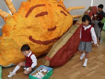 お日さまの前で卵コロコロあそび！