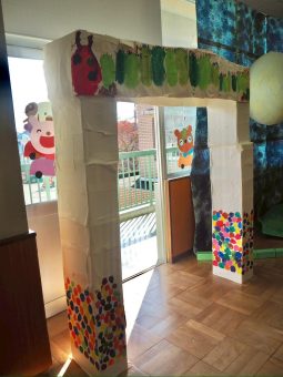 カラフルな入場門は年長さんが