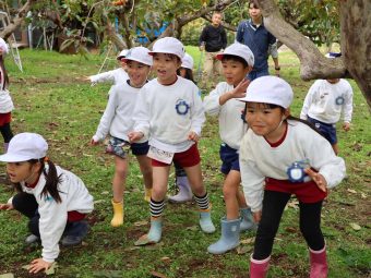 食後は柿畑であそぶぞ～！