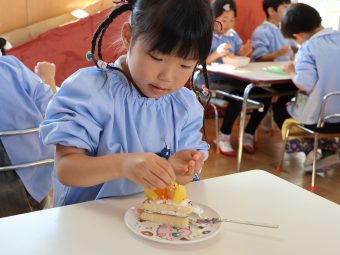 次はケーキ作り！チョコをふりかけて…