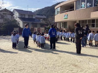 広い園庭の中央に逃げる訓練です