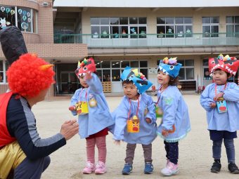 ２才児さんでも、遠くまで投げられるよ！