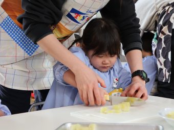 ２歳児さんもお野菜を切るよ♪