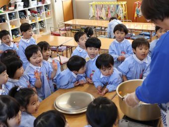 いつものお部屋でクッキング！楽しいねー♬