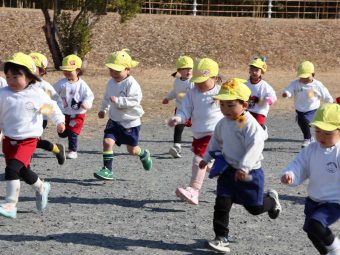 ２歳児さんも走ります！無事ゴールできました！
